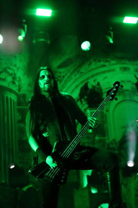Victor Brandt von der Band Dimmu Borgir bei einem Konzert in der Columbiahalle in Berlin, 23. Oktober 2026. Behemoth & Dimmu Borgir Konzert Berlin