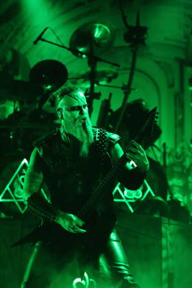 Kjell Age Damage Karlsen von der Band Dimmu Borgir bei einem Konzert in der Columbiahalle in Berlin, 23. Oktober 2026. Behemoth & Dimmu Borgir Konzert Berlin