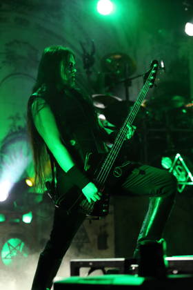 Victor Brandt von der Band Dimmu Borgir bei einem Konzert in der Columbiahalle in Berlin, 23. Oktober 2026. Behemoth & Dimmu Borgir Konzert Berlin