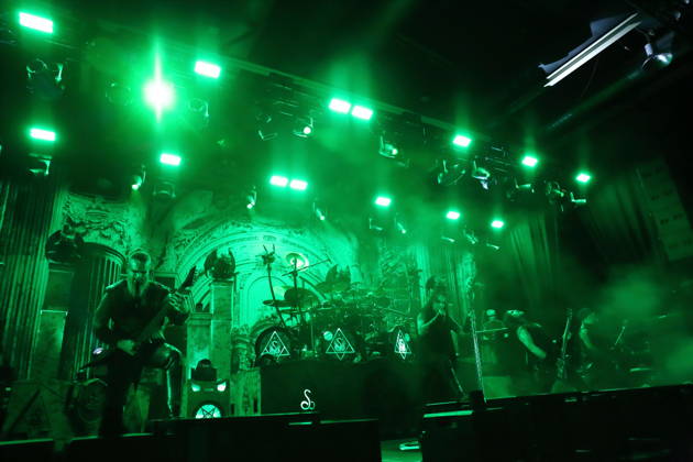 Kjell Age Damage Karlsen, Dariusz Daray Brzozowski, Stian Tomt Shagrath Thoresen, Geir Gerlioz Bratland, Victor Brandt und Sven Atle Erkekjetter Silenoz Kopperud, v.l., von der Band Dimmu Borgir bei einem Konzert in der Columbiahalle in Berlin, 23. Oktober 2026. Behemoth & Dimmu Borgir Konzert Berlin