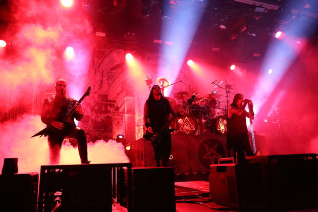 Kjell Age Damage Karlsen, Victor Brandt, Dariusz Daray Brzozowski, Stian Tomt Shagrath Thoresen und Geir Gerlioz Bratland, v.l., von der Band Dimmu Borgir bei einem Konzert in der Columbiahalle in Berlin, 23. Oktober 2026. Behemoth & Dimmu Borgir Konzert Berlin