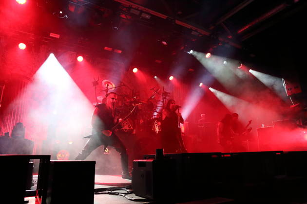 Kjell Age Damage Karlsen, Dariusz Daray Brzozowski, Stian Tomt Shagrath Thoresen, Geir Gerlioz Bratland, Victor Brandt und Sven Atle Erkekjetter Silenoz Kopperud, v.l., von der Band Dimmu Borgir bei einem Konzert in der Columbiahalle in Berlin, 23. Oktober 2026. Behemoth & Dimmu Borgir Konzert Berlin