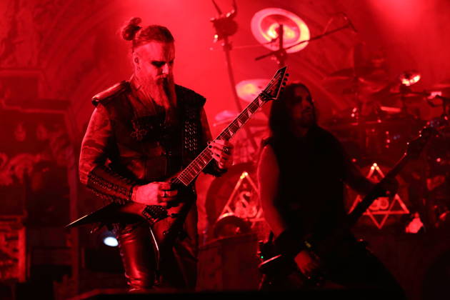Kjell Age Damage Karlsen und Victor Brandt, v.l., von der Band Dimmu Borgir bei einem Konzert in der Columbiahalle in Berlin, 23. Oktober 2026. Behemoth & Dimmu Borgir Konzert Berlin