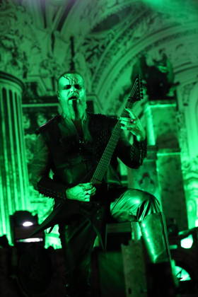 Kjell Age Damage Karlsen von der Band Dimmu Borgir bei einem Konzert in der Columbiahalle in Berlin, 23. Oktober 2026. Behemoth & Dimmu Borgir Konzert Berlin
