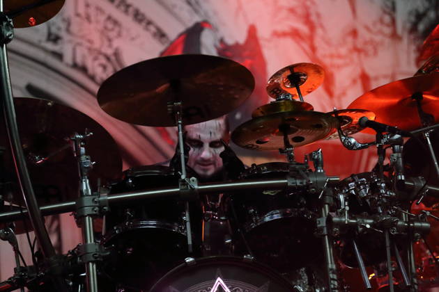 Dariusz Daray Brzozowski von der Band Dimmu Borgir bei einem Konzert in der Columbiahalle in Berlin, 23. Oktober 2026. Behemoth & Dimmu Borgir Konzert Berlin