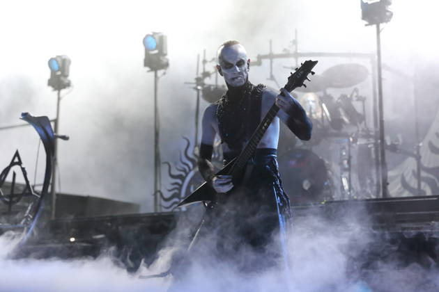 Adam Michal Nergal Darski von der Band Behemoth bei einem Konzert in der Columbiahalle in Berlin, 23. Oktober 2026. Behemoth & Dimmu Borgir Konzert Berlin