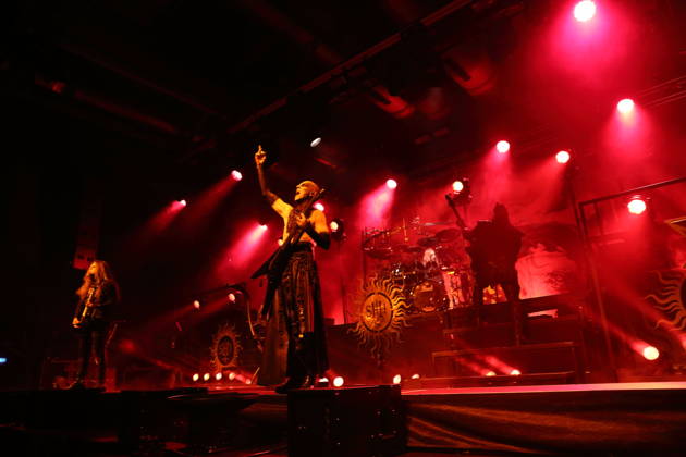 Patryk Dominik Seth Sztyber, Adam Michal Nergal Darski, Zbigniew Robert Inferno Prominski und Tomasz Orion Wroblewski, v.l., von der Band Behemoth bei einem Konzert in der Columbiahalle in Berlin, 23. Oktober 2026. Behemoth & Dimmu Borgir Konzert Berlin
