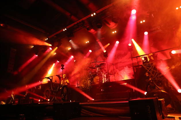 Patryk Dominik Seth Sztyber, Adam Michal Nergal Darski, Zbigniew Robert Inferno Prominski und Tomasz Orion Wroblewski, v.l., von der Band Behemoth bei einem Konzert in der Columbiahalle in Berlin, 23. Oktober 2026. Behemoth & Dimmu Borgir Konzert Berlin