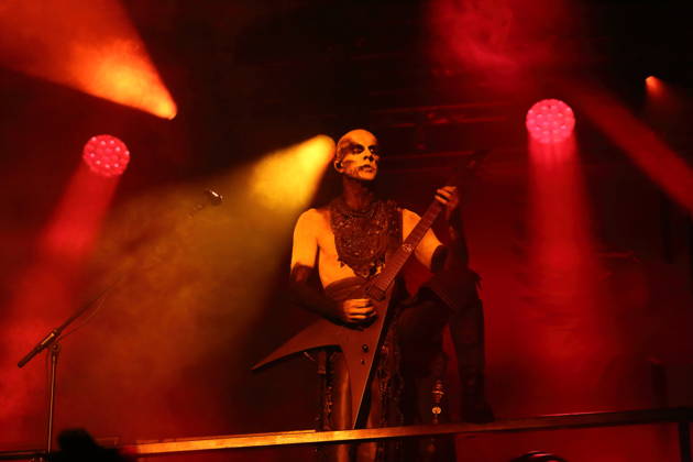 Adam Michal Nergal Darski von der Band Behemoth bei einem Konzert in der Columbiahalle in Berlin, 23. Oktober 2026. Behemoth & Dimmu Borgir Konzert Berlin