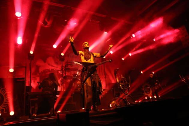 Adam Michal Nergal Darski von der Band Behemoth bei einem Konzert in der Columbiahalle in Berlin, 23. Oktober 2026. Behemoth & Dimmu Borgir Konzert Berlin
