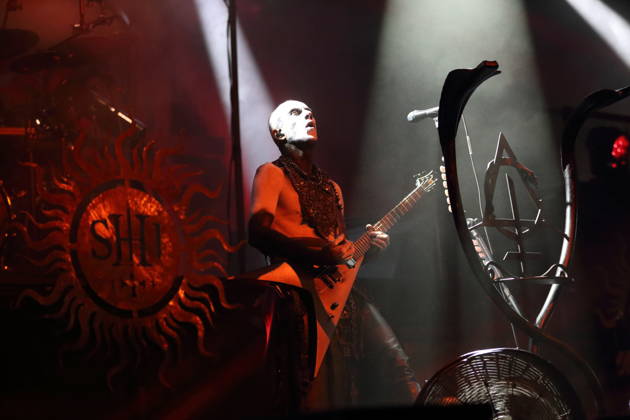 Adam Michal Nergal Darski von der Band Behemoth bei einem Konzert in der Columbiahalle in Berlin, 23. Oktober 2026. Behemoth & Dimmu Borgir Konzert Berlin