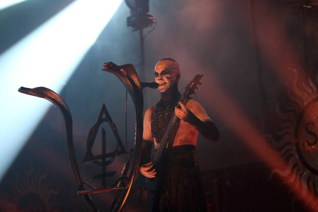 Adam Michal Nergal Darski von der Band Behemoth bei einem Konzert in der Columbiahalle in Berlin, 23. Oktober 2026. Behemoth & Dimmu Borgir Konzert Berlin