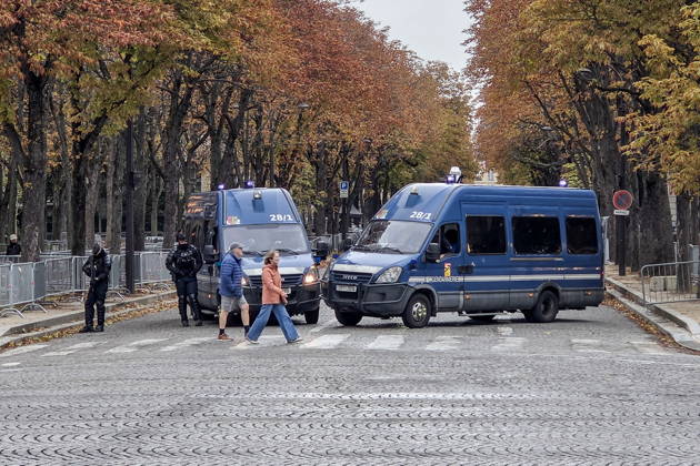 FRANCE, PARIS - OCTOBER 24, 2026: Pedestrians cross a street blocked by the police. Security measures have been tightened in the French capital as mass protests involving trade unions and university students are expected. Dmitry Orlov TASS  99860463