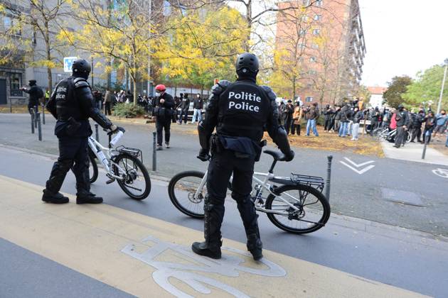This image shows police controlling demonstrators after a call for protests in Brussels for purchasing power, healthcare, and education, on Saturday 24 October 2026.  NICOLASxMAETERLINCK 190860864