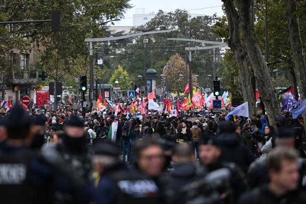 Demonstrators gather near Porte d Italie amid ongoing protests in Paris PARIS, FRANCE - OCTOBER 24: Demonstrators gather near Porte d Italie in southern Paris, chanting slogans ahead of planned marches, while security forces closely monitor the area in Paris, France, on October 24, 2026. Mouneb Taim Anadolu Paris France. Editorial use only. Please get in touch for any other usage.  Copyright: x2026xAnadoluxMounebxTaimx