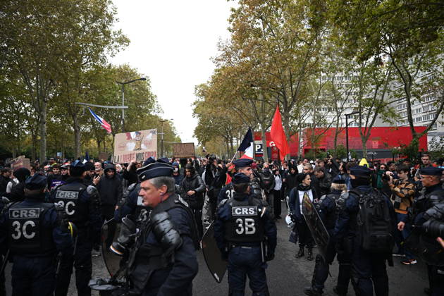 Demonstrators gather near Porte d Italie amid ongoing protests in Paris PARIS, FRANCE - OCTOBER 24: Demonstrators gather near Porte d Italie in southern Paris, chanting slogans ahead of planned marches, while security forces closely monitor the area in Paris, France, on October 24, 2026. Mouneb Taim Anadolu Paris France. Editorial use only. Please get in touch for any other usage.  Copyright: x2026xAnadoluxMounebxTaimx