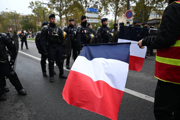 Demonstrators gather near Porte d Italie amid ongoing protests in Paris PARIS, FRANCE - OCTOBER 24: Demonstrators gather near Porte d Italie in southern Paris, chanting slogans ahead of planned marches, while security forces closely monitor the area in Paris, France, on October 24, 2026. Mouneb Taim Anadolu Paris France. Editorial use only. Please get in touch for any other usage.  Copyright: x2026xAnadoluxMounebxTaimx