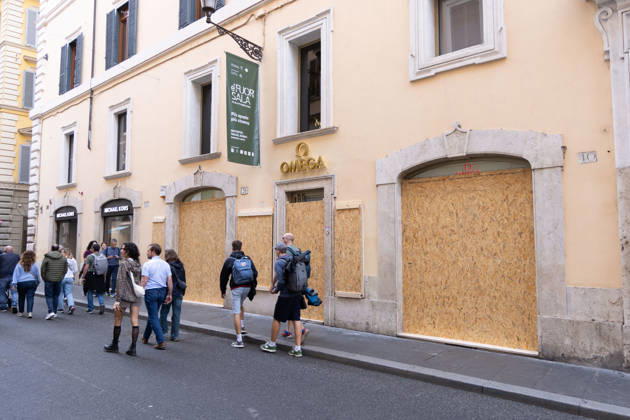 Storefronts Closed on Via Condotti Due to Risk of Vandalism - Rome Storefronts are closed on Via Condotti in Rome, Italy on October 24, 2026 , due to the risk of looting and vandalism amid heightened tensions. Police presence is observed near high-end retail establishments including Palazzo Fendi. Photo by Matteo Nardone IPA ABACAPRESS.COM Rome Italia Roma Italy  Copyright: xFotogramma IPA ABACAx
