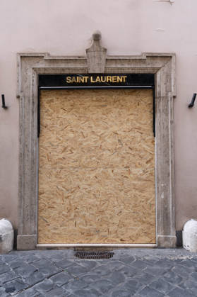 Storefronts Closed on Via Condotti Due to Risk of Vandalism - Rome Storefronts are closed on Via Condotti in Rome, Italy on October 24, 2026 , due to the risk of looting and vandalism amid heightened tensions. Police presence is observed near high-end retail establishments including Palazzo Fendi. Photo by Matteo Nardone IPA ABACAPRESS.COM Rome Italia Roma Italy  Copyright: xFotogramma IPA ABACAx