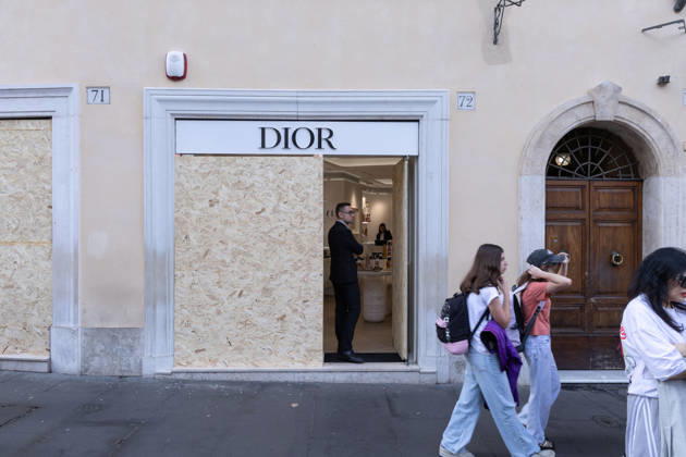 Storefronts Closed on Piazza di Spagna Due to Risk of Vandalism - Rome Storefronts are closed on Piazza di Spagna in Rome, Italy on October 24, 2026 , due to the risk of looting and vandalism amid heightened tensions. Police presence is observed near high-end retail establishments. Photo by Matteo Nardone IPA ABACAPRESS.COM Rome Italia Roma Italy  Copyright: xFotogramma IPA ABACAx