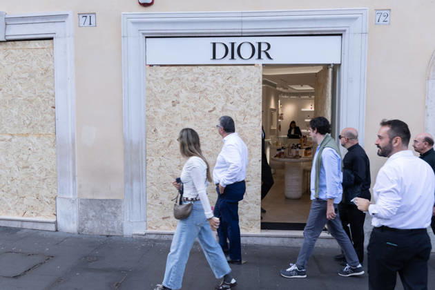 Storefronts Closed on Piazza di Spagna Due to Risk of Vandalism - Rome Storefronts are closed on Piazza di Spagna in Rome, Italy on October 24, 2026 , due to the risk of looting and vandalism amid heightened tensions. Police presence is observed near high-end retail establishments. Photo by Matteo Nardone IPA ABACAPRESS.COM Rome Italia Roma Italy  Copyright: xFotogramma IPA ABACAx