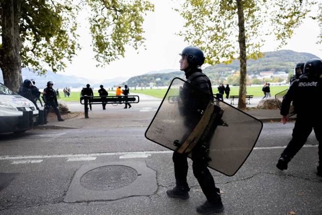 YELLOW VESTS ACT II ANNECY PHOTOPQR LE DAUPHINE Tom PHAM VAN SUU Annecy October 24, 2026 In Annecy, Haute-Savoie, October 24, 2026: A day of mobilization for the Yellow Vests in Annecy. In our photo on Avenue d’Albigny, protesters and law enforcement face off. Photo by Tom Pham Van Suu, Le Dauphiné Libéré, France, Oct. 24, 2026. Another day of protests this Saturday, and amid fears of renewed violence and looting, restrictions on freedom of movement and assembly have multiplied, drawing sharp criticism from civil liberties groups. Annecy, Haute-Savoie, Rhône-Alpes, France Copyright: xPHOTOPQR LExDAUPHINE MAXPPPxTomxPHAMxVANxSUUx 20261024JDL7311 20261024JDL7311
