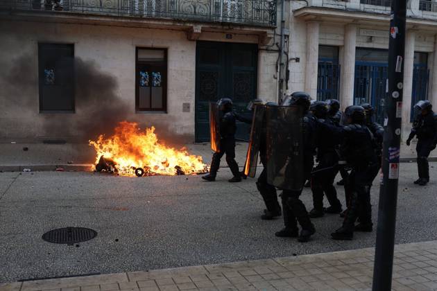 RECORD DATE NOT STATED PROTESTS ON OCTOBER 24 PHOTOPQR LA NOUVELLE REPUBLIQUE Mathieu Herduin Poitiers The protest called for by the Yellow Vests in Poitiers, October 26, 2026 France Oct. 24, 2026 Another day of protests this Saturday, and amid fears of renewed violence and looting, restrictions on freedom of movement and assembly have multiplied, drawing sharp criticism from civil liberties groups Poitiers, France  Copyright: xPHOTOPQR LAxNOUVELLExREPUBLIQUE xMathieuxHerduinx 20261024NRC7220 20261024NRC7220