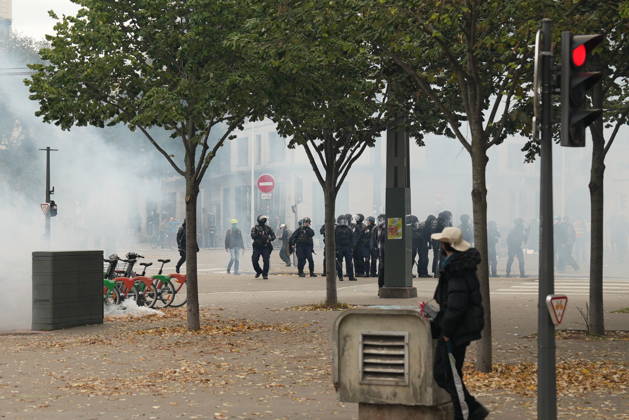 Police intervene in protesters during demonstrations in Lyon LYON, FRANCE - OCTOBER 24: French policemen take measures during a demonstration in favor of purchasing power, the protection of public services, and fiscal and social justice, in Lyon, France on October 24, 2026 as part of a nationwide call for mobilisation bringing together former members of the Yellow Vest movement, labor unions, high school and university students. Mathieu Prudhomme Anadolu Lyon France. Editorial use only. Please get in touch for any other usage.  Copyright: x2026xAnadoluxMathieuxPrudhommex