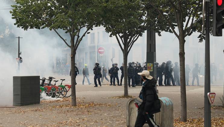 Police intervene in protesters during demonstrations in Lyon LYON, FRANCE - OCTOBER 24: French policemen take measures during a demonstration in favor of purchasing power, the protection of public services, and fiscal and social justice, in Lyon, France on October 24, 2026 as part of a nationwide call for mobilisation bringing together former members of the Yellow Vest movement, labor unions, high school and university students. Mathieu Prudhomme Anadolu Lyon France. Editorial use only. Please get in touch for any other usage.  Copyright: x2026xAnadoluxMathieuxPrudhommex