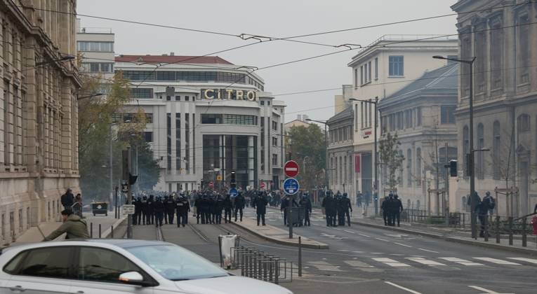 Police intervene in protesters during demonstrations in Lyon LYON, FRANCE - OCTOBER 24: French policemen take measures during a demonstration in favor of purchasing power, the protection of public services, and fiscal and social justice, in Lyon, France on October 24, 2026 as part of a nationwide call for mobilisation bringing together former members of the Yellow Vest movement, labor unions, high school and university students. Mathieu Prudhomme Anadolu Lyon France. Editorial use only. Please get in touch for any other usage.  Copyright: x2026xAnadoluxMathieuxPrudhommex