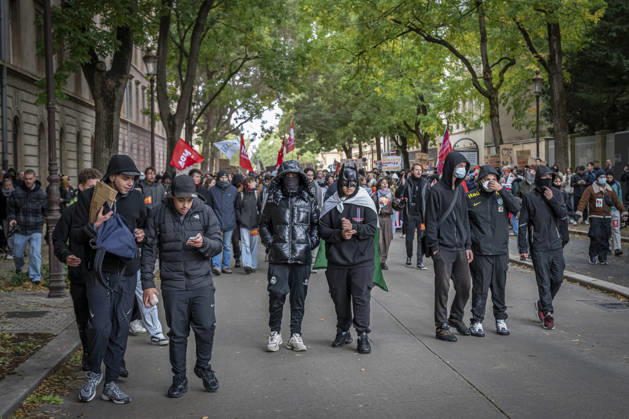 24.10.2026, Lothringen, Metz. Erneut demonstrieren am Samstag mehrere hundert Menschen im franzoesischen Metz. Schueler, Studenten, Gewerkschaften und Gelbwesten versammeln sich auf dem Place de la Republique. Von dort ziehen sie durch die Innenstadt vor das Centre Pompidou Metz. Begleitet von starken Polizeikraeften verlaeuft die Versammlung bis zum Nachmittag friedlich.