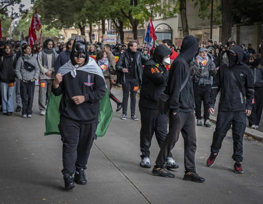 24.10.2026, Lothringen, Metz. Erneut demonstrieren am Samstag mehrere hundert Menschen im franzoesischen Metz. Schueler, Studenten, Gewerkschaften und Gelbwesten versammeln sich auf dem Place de la Republique. Von dort ziehen sie durch die Innenstadt vor das Centre Pompidou Metz. Begleitet von starken Polizeikraeften verlaeuft die Versammlung bis zum Nachmittag friedlich.