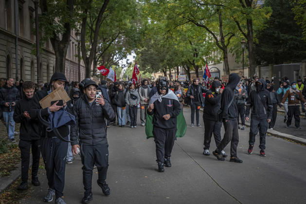24.10.2026, Lothringen, Metz. Erneut demonstrieren am Samstag mehrere hundert Menschen im franzoesischen Metz. Schueler, Studenten, Gewerkschaften und Gelbwesten versammeln sich auf dem Place de la Republique. Von dort ziehen sie durch die Innenstadt vor das Centre Pompidou Metz. Begleitet von starken Polizeikraeften verlaeuft die Versammlung bis zum Nachmittag friedlich.