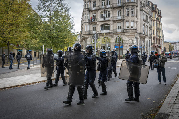 24.10.2026, Lothringen, Metz. Erneut demonstrieren am Samstag mehrere hundert Menschen im franzoesischen Metz. Schueler, Studenten, Gewerkschaften und Gelbwesten versammeln sich auf dem Place de la Republique. Von dort ziehen sie durch die Innenstadt vor das Centre Pompidou Metz. Begleitet von starken Polizeikraeften verlaeuft die Versammlung bis zum Nachmittag friedlich.