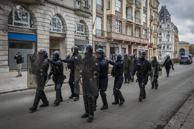 24.10.2026, Lothringen, Metz. Erneut demonstrieren am Samstag mehrere hundert Menschen im franzoesischen Metz. Schueler, Studenten, Gewerkschaften und Gelbwesten versammeln sich auf dem Place de la Republique. Von dort ziehen sie durch die Innenstadt vor das Centre Pompidou Metz. Begleitet von starken Polizeikraeften verlaeuft die Versammlung bis zum Nachmittag friedlich.