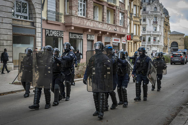 24.10.2026, Lothringen, Metz. Erneut demonstrieren am Samstag mehrere hundert Menschen im franzoesischen Metz. Schueler, Studenten, Gewerkschaften und Gelbwesten versammeln sich auf dem Place de la Republique. Von dort ziehen sie durch die Innenstadt vor das Centre Pompidou Metz. Begleitet von starken Polizeikraeften verlaeuft die Versammlung bis zum Nachmittag friedlich.