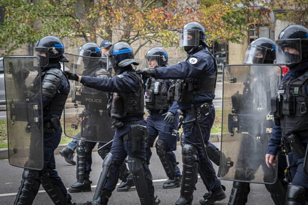 24.10.2026, Lothringen, Metz. Erneut demonstrieren am Samstag mehrere hundert Menschen im franzoesischen Metz. Schueler, Studenten, Gewerkschaften und Gelbwesten versammeln sich auf dem Place de la Republique. Von dort ziehen sie durch die Innenstadt vor das Centre Pompidou Metz. Begleitet von starken Polizeikraeften verlaeuft die Versammlung bis zum Nachmittag friedlich.