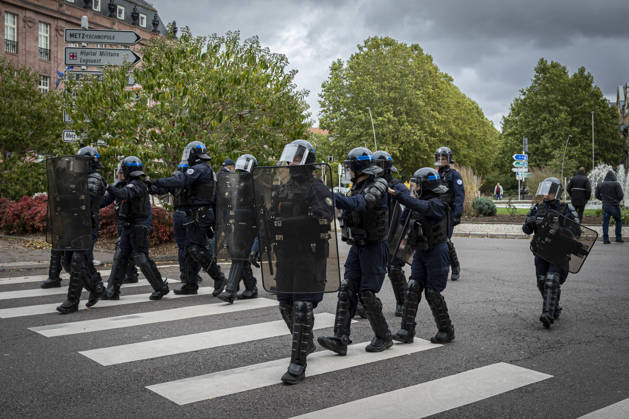 24.10.2026, Lothringen, Metz. Erneut demonstrieren am Samstag mehrere hundert Menschen im franzoesischen Metz. Schueler, Studenten, Gewerkschaften und Gelbwesten versammeln sich auf dem Place de la Republique. Von dort ziehen sie durch die Innenstadt vor das Centre Pompidou Metz. Begleitet von starken Polizeikraeften verlaeuft die Versammlung bis zum Nachmittag friedlich.