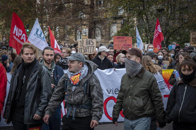 24.10.2026, Lothringen, Metz. Erneut demonstrieren am Samstag mehrere hundert Menschen im franzoesischen Metz. Schueler, Studenten, Gewerkschaften und Gelbwesten versammeln sich auf dem Place de la Republique. Von dort ziehen sie durch die Innenstadt vor das Centre Pompidou Metz. Begleitet von starken Polizeikraeften verlaeuft die Versammlung bis zum Nachmittag friedlich.