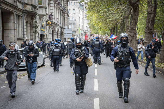 24.10.2026, Lothringen, Metz. Erneut demonstrieren am Samstag mehrere hundert Menschen im franzoesischen Metz. Schueler, Studenten, Gewerkschaften und Gelbwesten versammeln sich auf dem Place de la Republique. Von dort ziehen sie durch die Innenstadt vor das Centre Pompidou Metz. Begleitet von starken Polizeikraeften verlaeuft die Versammlung bis zum Nachmittag friedlich.