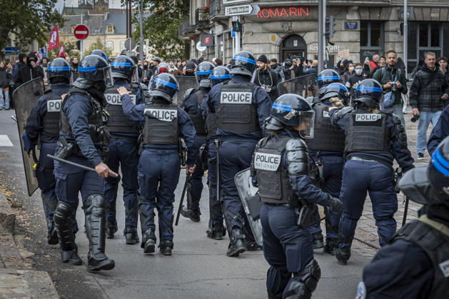 24.10.2026, Lothringen, Metz. Erneut demonstrieren am Samstag mehrere hundert Menschen im franzoesischen Metz. Schueler, Studenten, Gewerkschaften und Gelbwesten versammeln sich auf dem Place de la Republique. Von dort ziehen sie durch die Innenstadt vor das Centre Pompidou Metz. Begleitet von starken Polizeikraeften verlaeuft die Versammlung bis zum Nachmittag friedlich.