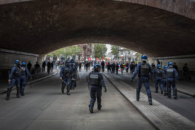 24.10.2026, Lothringen, Metz. Erneut demonstrieren am Samstag mehrere hundert Menschen im franzoesischen Metz. Schueler, Studenten, Gewerkschaften und Gelbwesten versammeln sich auf dem Place de la Republique. Von dort ziehen sie durch die Innenstadt vor das Centre Pompidou Metz. Begleitet von starken Polizeikraeften verlaeuft die Versammlung bis zum Nachmittag friedlich.