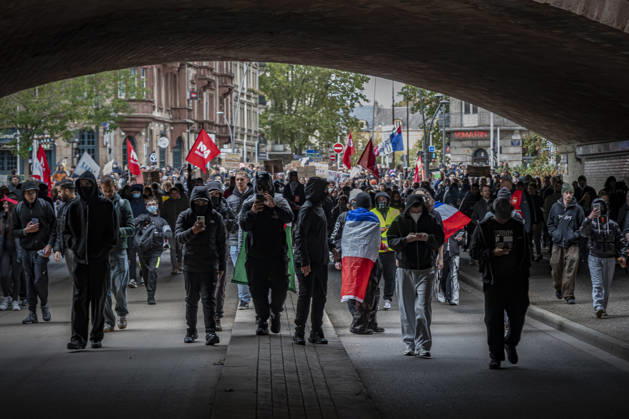 24.10.2026, Lothringen, Metz. Erneut demonstrieren am Samstag mehrere hundert Menschen im franzoesischen Metz. Schueler, Studenten, Gewerkschaften und Gelbwesten versammeln sich auf dem Place de la Republique. Von dort ziehen sie durch die Innenstadt vor das Centre Pompidou Metz. Begleitet von starken Polizeikraeften verlaeuft die Versammlung bis zum Nachmittag friedlich.