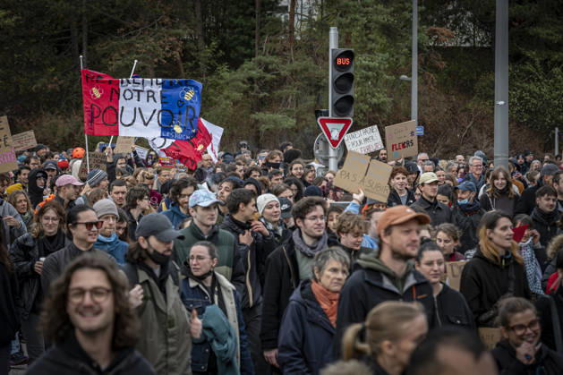 24.10.2026, Lothringen, Metz. Erneut demonstrieren am Samstag mehrere hundert Menschen im franzoesischen Metz. Schueler, Studenten, Gewerkschaften und Gelbwesten versammeln sich auf dem Place de la Republique. Von dort ziehen sie durch die Innenstadt vor das Centre Pompidou Metz. Begleitet von starken Polizeikraeften verlaeuft die Versammlung bis zum Nachmittag friedlich.