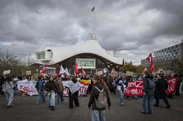 24.10.2026, Lothringen, Metz. Erneut demonstrieren am Samstag mehrere hundert Menschen im franzoesischen Metz. Schueler, Studenten, Gewerkschaften und Gelbwesten versammeln sich auf dem Place de la Republique. Von dort ziehen sie durch die Innenstadt vor das Centre Pompidou Metz. Begleitet von starken Polizeikraeften verlaeuft die Versammlung bis zum Nachmittag friedlich.
