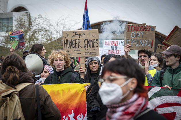 24.10.2026, Lothringen, Metz. Erneut demonstrieren am Samstag mehrere hundert Menschen im franzoesischen Metz. Schueler, Studenten, Gewerkschaften und Gelbwesten versammeln sich auf dem Place de la Republique. Von dort ziehen sie durch die Innenstadt vor das Centre Pompidou Metz. Begleitet von starken Polizeikraeften verlaeuft die Versammlung bis zum Nachmittag friedlich.