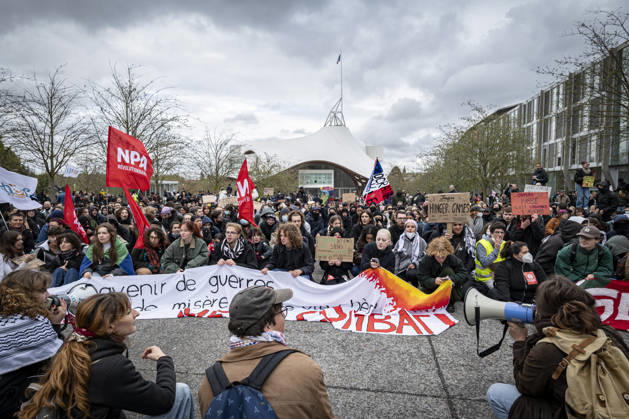 24.10.2026, Lothringen, Metz. Erneut demonstrieren am Samstag mehrere hundert Menschen im franzoesischen Metz. Schueler, Studenten, Gewerkschaften und Gelbwesten versammeln sich auf dem Place de la Republique. Von dort ziehen sie durch die Innenstadt vor das Centre Pompidou Metz. Begleitet von starken Polizeikraeften verlaeuft die Versammlung bis zum Nachmittag friedlich.