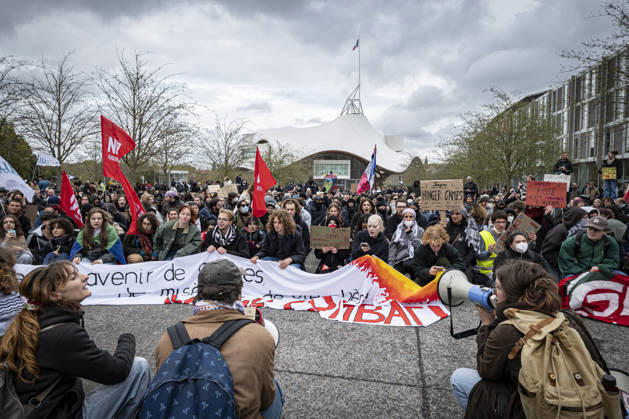 24.10.2026, Lothringen, Metz. Erneut demonstrieren am Samstag mehrere hundert Menschen im franzoesischen Metz. Schueler, Studenten, Gewerkschaften und Gelbwesten versammeln sich auf dem Place de la Republique. Von dort ziehen sie durch die Innenstadt vor das Centre Pompidou Metz. Begleitet von starken Polizeikraeften verlaeuft die Versammlung bis zum Nachmittag friedlich.