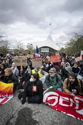 24.10.2026, Lothringen, Metz. Erneut demonstrieren am Samstag mehrere hundert Menschen im franzoesischen Metz. Schueler, Studenten, Gewerkschaften und Gelbwesten versammeln sich auf dem Place de la Republique. Von dort ziehen sie durch die Innenstadt vor das Centre Pompidou Metz. Begleitet von starken Polizeikraeften verlaeuft die Versammlung bis zum Nachmittag friedlich.