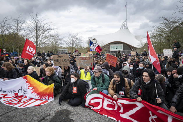 24.10.2026, Lothringen, Metz. Erneut demonstrieren am Samstag mehrere hundert Menschen im franzoesischen Metz. Schueler, Studenten, Gewerkschaften und Gelbwesten versammeln sich auf dem Place de la Republique. Von dort ziehen sie durch die Innenstadt vor das Centre Pompidou Metz. Begleitet von starken Polizeikraeften verlaeuft die Versammlung bis zum Nachmittag friedlich.